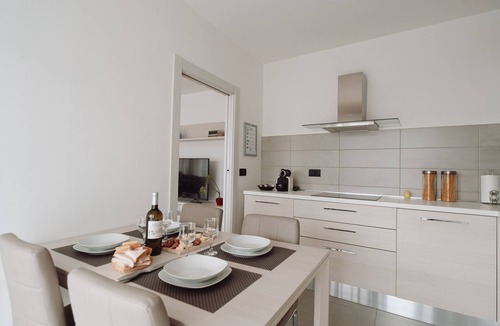 Susa Apartment | Apartment a stone's throw from the lake