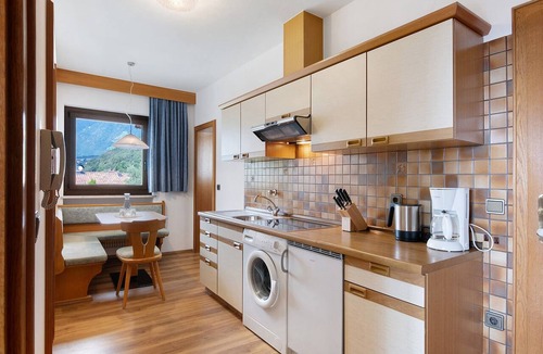 Lagundo Apartment | Apartment A4 Spisshof Annex with Panoramic View, Shared Pool and Wi-Fi