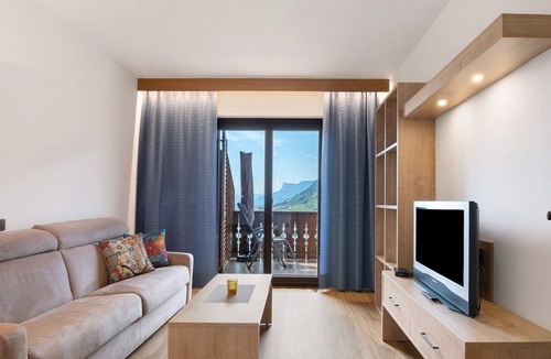 Lagundo Apartment | Apartment A4 Spisshof Annex with Panoramic View, Shared Pool and Wi-Fi