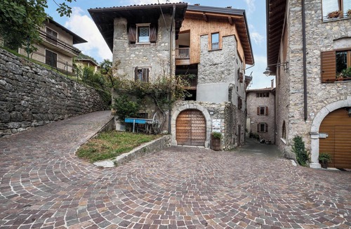 Canale di Tenno Apartment | Apartment Agriturismo "Al Gallo Nero Rosso" near Lake Garda with Garden & Wi-Fi