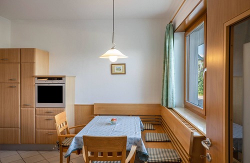Caldaro Sulla Strada del Vino Apartment | Apartment 'Annenhof Spatz In Der Hand' with Mountain View, Shared Terrace and Wi-Fi