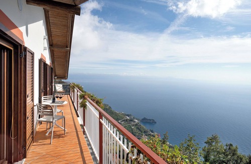 San Michele Apartment | Apartment 'Appartamento Tramonto Superior' with Sea View, Wi-Fi and Air Conditioning