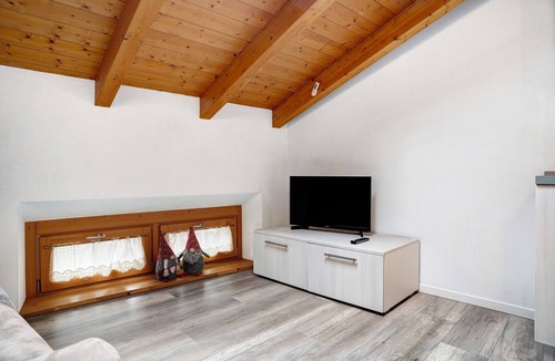 Pergine Valsugana Apartment | Apartment 'Apt Ochner Strawberry 5 Pergine' with Wi-Fi and Air Conditioning