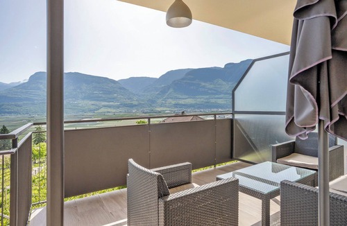 Tramin Apartment | Apartment 'Bacchushof Cabernet' with Mountain View, Balcony and shared Pool