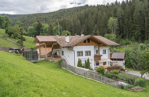 Meltina Apartment | Apartment "Boznermüllerhof-Geranie" with Wi-Fi, Balcony and View into Nature
