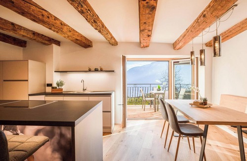 Kurtatsch an der Weinstraße Apartment | Apartment "Brantenhof Pomum" with Mountain View, Sauna and Wi-Fi