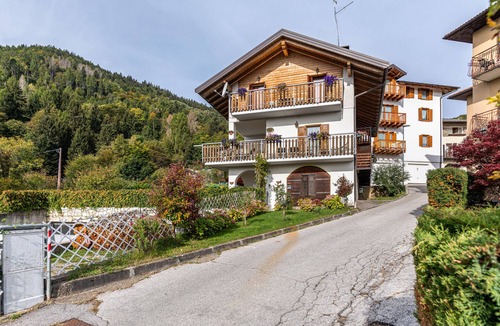 Susa Apartment | Apartment Casa Relax. Garden with Lake View and Wi-Fi – Pets Allowed