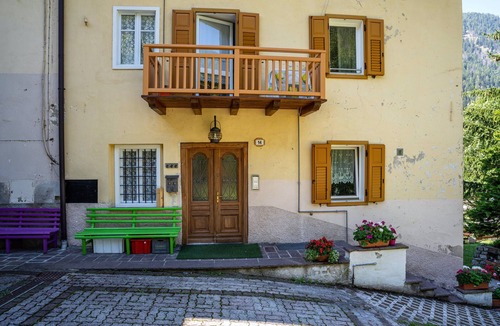 Celledizzo Apartment | Apartment 'Casa Ai Laresi 2' with Private Garden and Wi-Fi