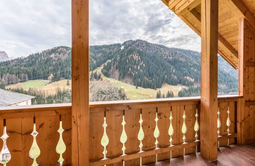 La Villa Apartment | Apartment 'Ciasa Alfred' with Mountain View, Wi-Fi & Balcony