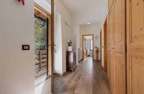 Ala Apartment | Apartment 'Con La Testa Fra Le Nuvole' with Mountain View, Shared Terrace and Wi-Fi