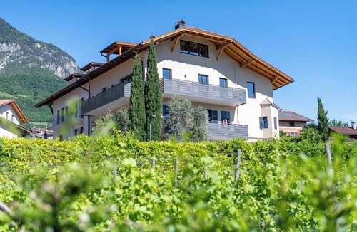 Tramin Apartment | Apartment 'Das Hubertus Suite Hubertus' with Mountain View, Sauna and Air Conditioning