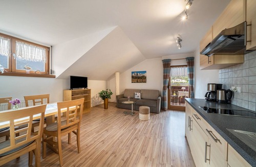 Lana Apartment | Apartment 'Erlengut Burgstall' with Mountain View, Shared Pool and Wi-Fi