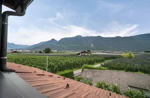 Lana Apartment | Apartment 'Erlengut Burgstall' with Mountain View, Shared Pool and Wi-Fi