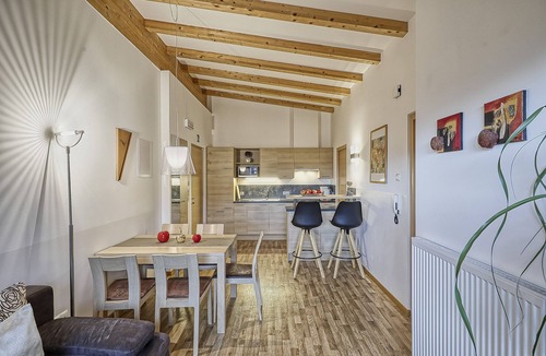 Caines Apartment | Apartment "Feldhof Apfeltraum" with Saltwater Pool, Panoramic Lawn and Balcony