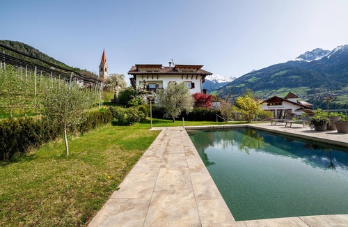 Caines Apartment | Apartment "Gasserhof Edelrot" with Mountain View, Shared Pool & Wi-Fi