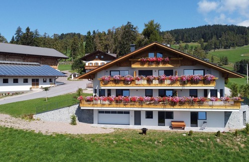 Verano Apartment | Apartment 'Haughof - Blumenwiese' with Mountain View, Wi-Fi & Balcony