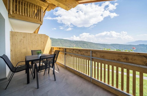 Verano Apartment | Apartment 'Haughof - Bauerngarten' with Mountain View, Wi-Fi & Balcony