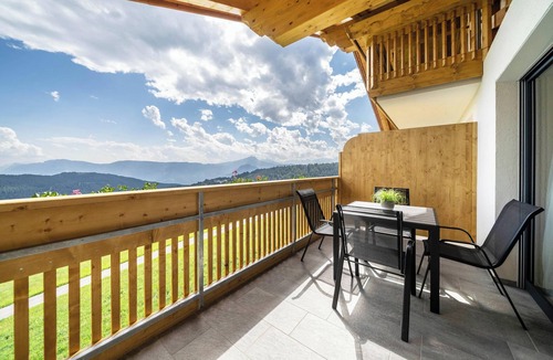 Verano Apartment | Apartment 'Haughof - Lärchenweide' with Mountain View, Wi-Fi & Balcony