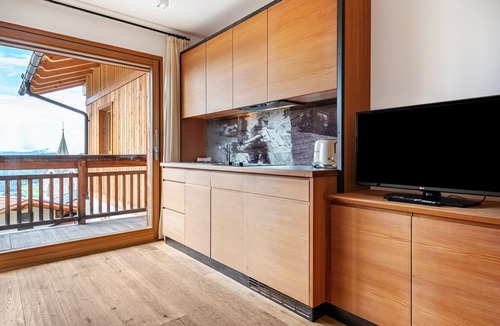 Laion Apartment | Apartment 'Haus Tirol Apt Lausbua' with Mountain View, Shared Garden and Wi-Fi