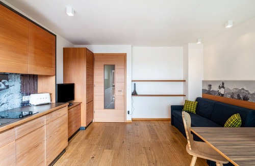 Laion Apartment | Apartment 'Haus Tirol Apt Lausbua' with Mountain View, Shared Garden and Wi-Fi