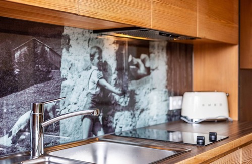 Laion Apartment | Apartment 'Haus Tirol Apt Lausbua' with Mountain View, Shared Garden and Wi-Fi