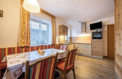 Racines Apartment | Apartment "Heiserhof - Kirsche" with Mountain View, Balcony & Wi-Fi