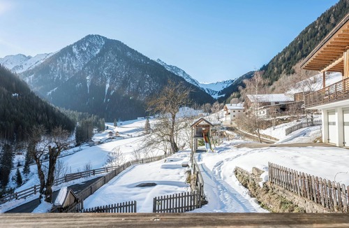 Racines Apartment | Apartment "Heiserhof - Apfel" with Mountain View, Terrace & Wi-Fi