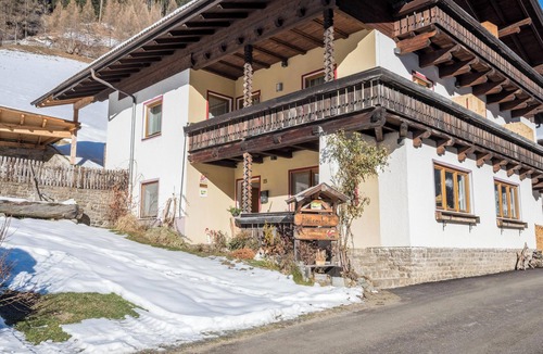 Racines Apartment | Apartment "Heiserhof - Apfel" with Mountain View, Terrace & Wi-Fi