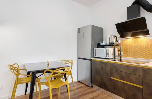 Laives Apartment | Apartment 'Honey Home' with Mountain View, Wi-Fi and Parking