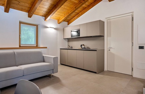 Ravina Apartment | Apartment In A Hotel 'Midum Domus Attic' with Mountain View, Wi-Fi and Air Conditioning