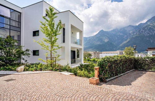Ravina Apartment | Apartment In A Hotel 'Midum Domus Attic' with Mountain View, Wi-Fi and Air Conditioning