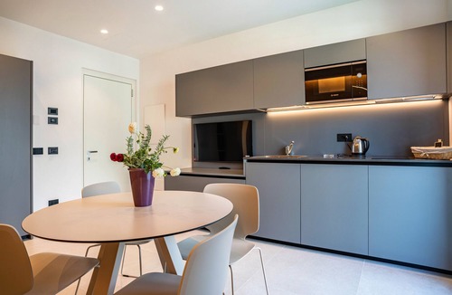 Ravina Apartment | Apartment in a Hotel 'Midum Balcony Nord' with Mountain View, Wi-Fi and Air Conditioning