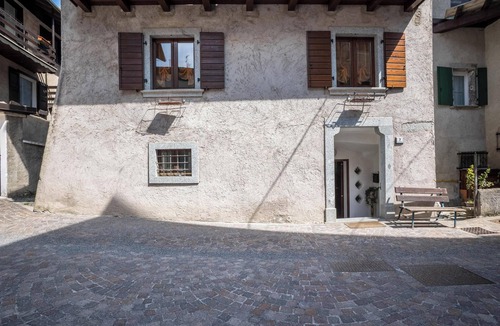 Molina di Ledro Apartment | Apartment "Jasmine" close to the Lake with Mountain Views