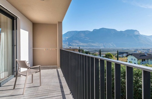Tramin Apartment | Apartment "Karin - Golden" with Shared Terrace & Wi-Fi