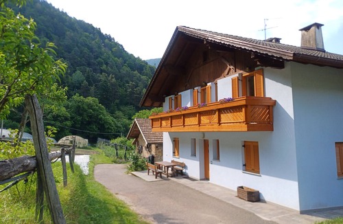 Laives Apartment | Apartment 'Kastanienhain' with Mountain View, Wi-Fi and Air Conditioning