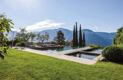 Kurtatsch an der Weinstraße Apartment | Apartment "Kraidlhof Designapartment Veronika" with Mountain View, Shared Pool and Wi-Fi