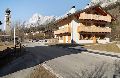Borca di Cadore Apartment | Apartment 'La Casa Di Hilde' with Mountain View, Private Terrace and Wi-Fi