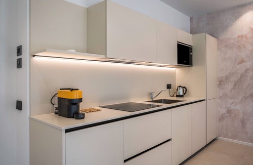 Ravina Apartment | Apartment Luxury Hotel 'Midum Family Balcony' with Mountain View, Wi-Fi and Air Conditioning