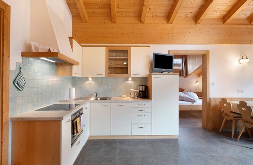 Santa Valburga Apartment | Apartment Margerite 21 with Mountain View and Wi-Fi
