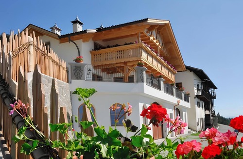 Villandro Apartment | Apartment 'Mitterhof' with Mountain View, Shared Terrace and Wi-Fi
