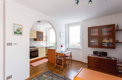 San Cristoforo Apartment | Apartment 'More A Due Passi Dal Lago' with Mountain View and Balcony
