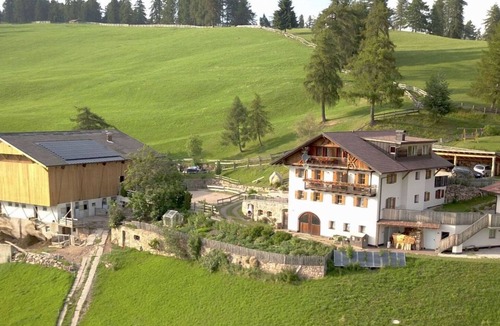San Genesio Atesino Apartment | Apartment 'Oberfahrerhof Stoanerne Mandl' with Mountain View, Shared Terrace and Wi-Fi