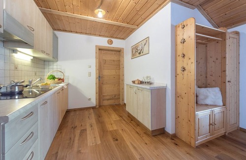 Funes Apartment | Apartment "Oberglarzhof Kirsch" with Mountain View, Garden & Wi-Fi