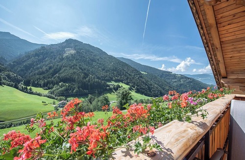 Funes Apartment | Apartment "Oberglarzhof Kirsch" with Mountain View, Garden & Wi-Fi