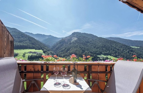 Funes Apartment | Apartment "Oberglarzhof Kirsch" with Mountain View, Garden & Wi-Fi