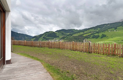 Pedraces Apartment | Apartment 'Paracia App Cir' with Sea View, Shared Garden and Wi-Fi