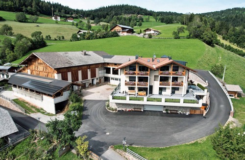 Meltina Apartment | Apartment 'Parliflhof Salten' with Mountain View, Shared Garden and Wi-Fi