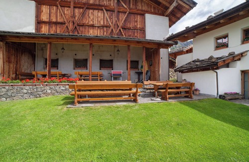 Naturno Apartment | Apartment 'Schnatzhof Adlerhorst' with Mountain View, Private Terrace and Wi-Fi