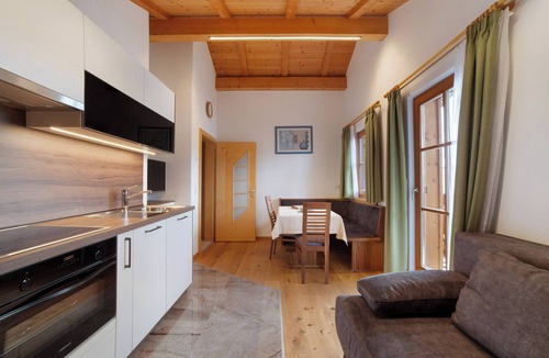 Naturno Apartment | Apartment 'Schnatzhof Schwalbennest' with Mountain View, Shared Terrace and Wi-Fi