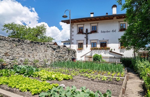 Lajen Apartment | Apartment "Schreiberhof Landhaus" with Mountain View, Shared Garden & Wi-Fi